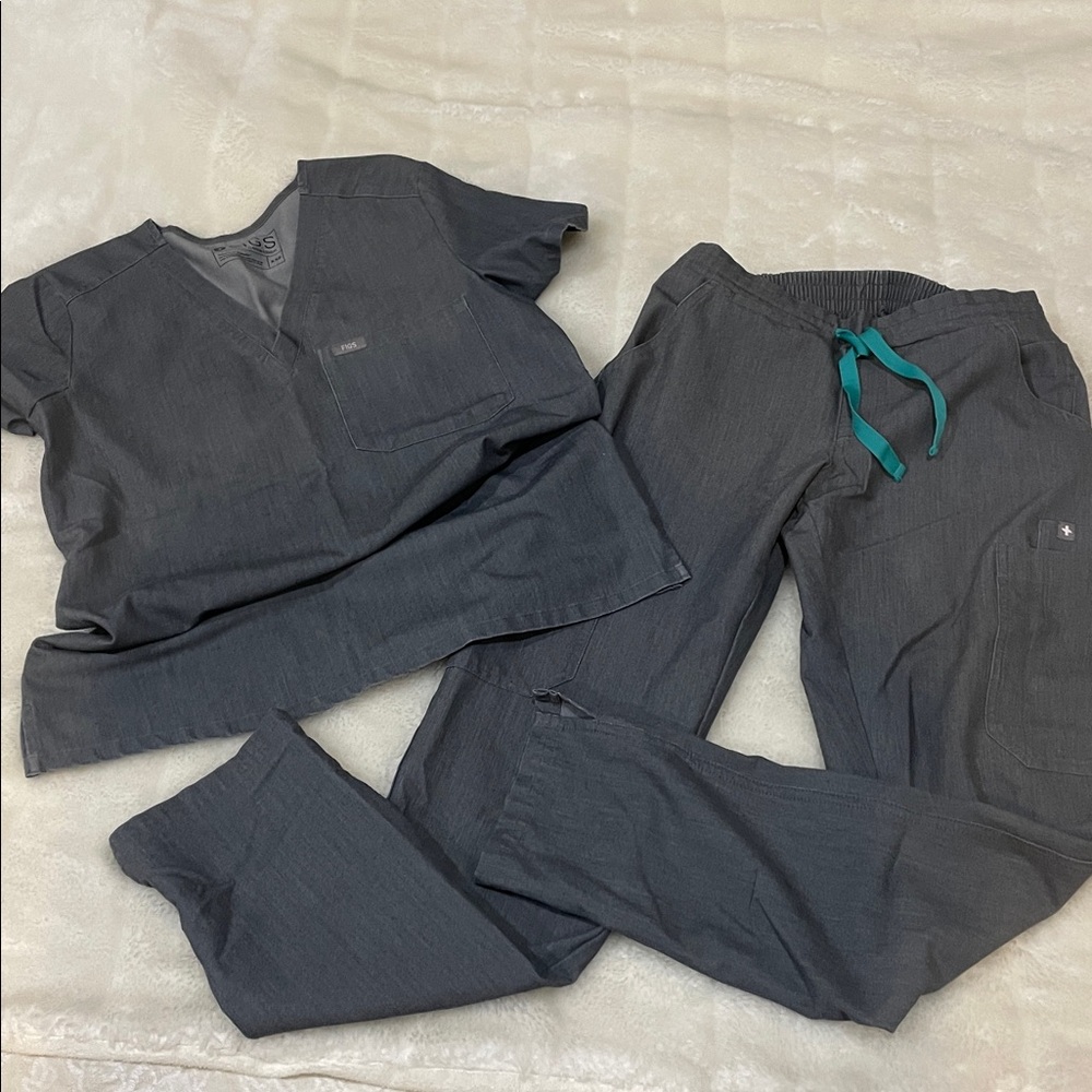 Figs Women's Charcoal Scrub Top and pants Set